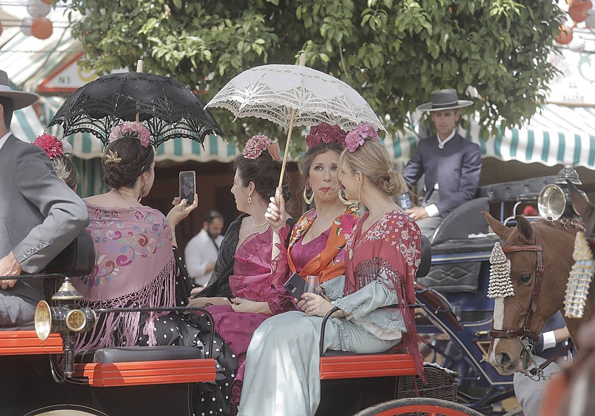Gran ambiente en las calles del real este jueves de Feria