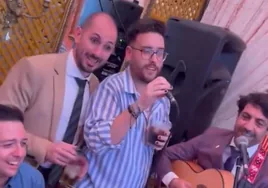 La Chirigota del Bizcocho cantando en la Feria de Abril de Sevilla 2024