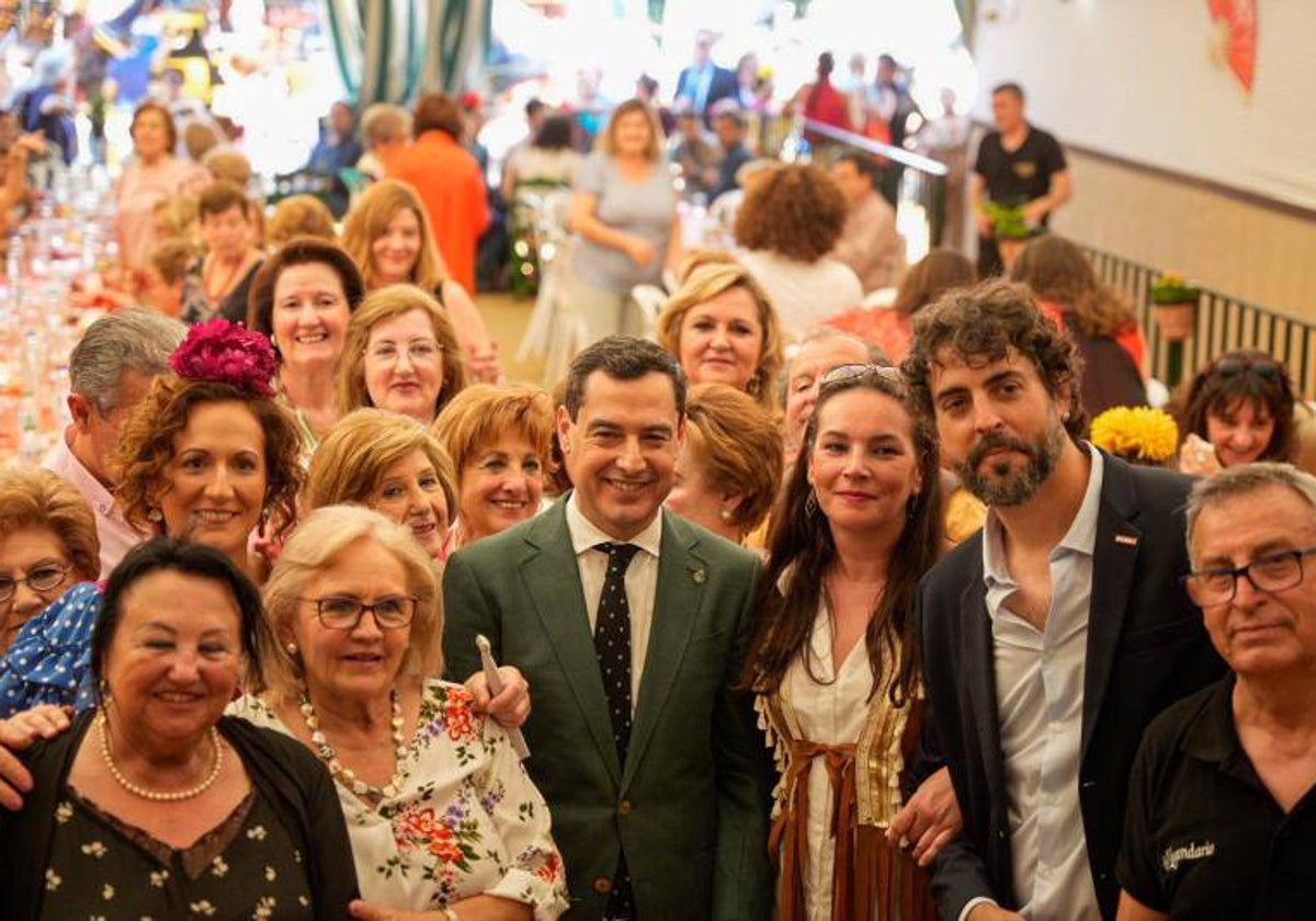 Una de las imágenes del recibimiento a Juanma Moreno en la caseta de CC.OO de la Feria de Abril