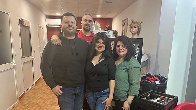 Rebeca en su peluquería junto a su hija Mónica, su hijo Milton y su yerno Jesús (detrás)