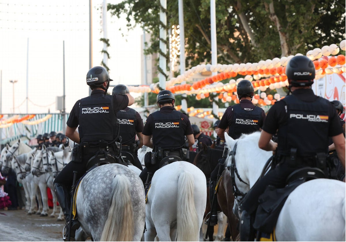 Policías a caballo en la Feria de Abril