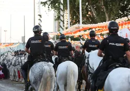 El carterista con medio centenar de arrestos que roba móviles Iphone en la Feria de Abril de Sevilla
