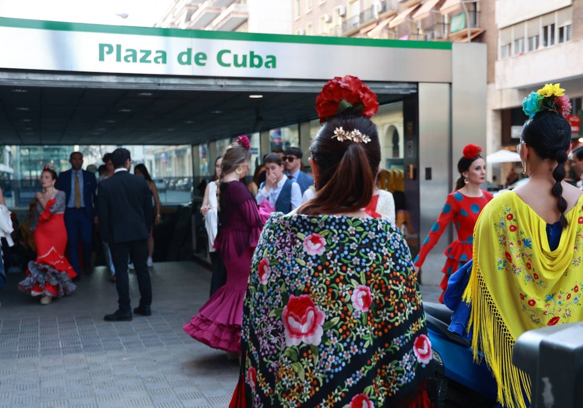 Sevillanos y feriantes se acercan a la parada de Plaza de Cuba