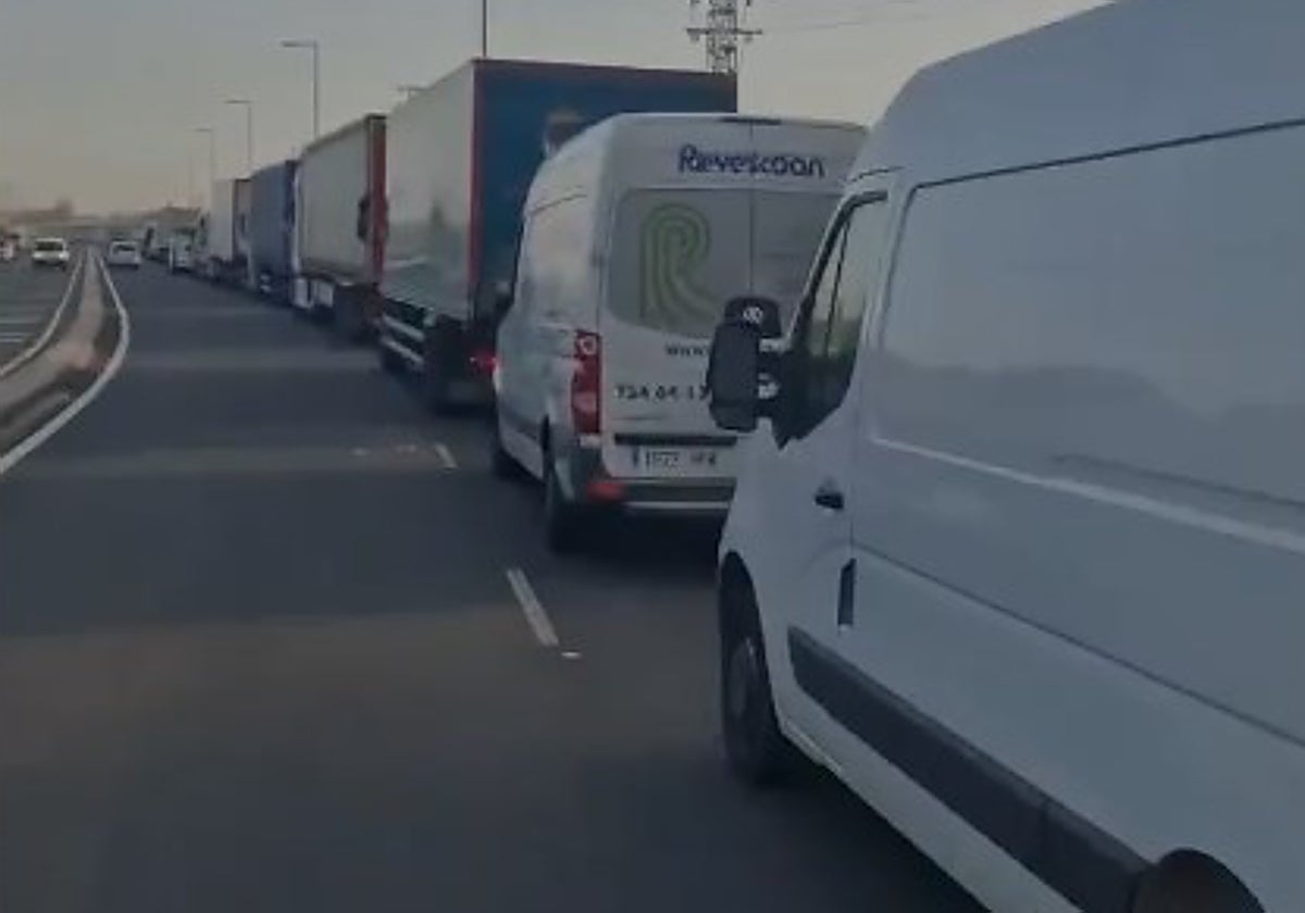 Imagen de las colas que se han formado esta mañana para desmontar las casetas