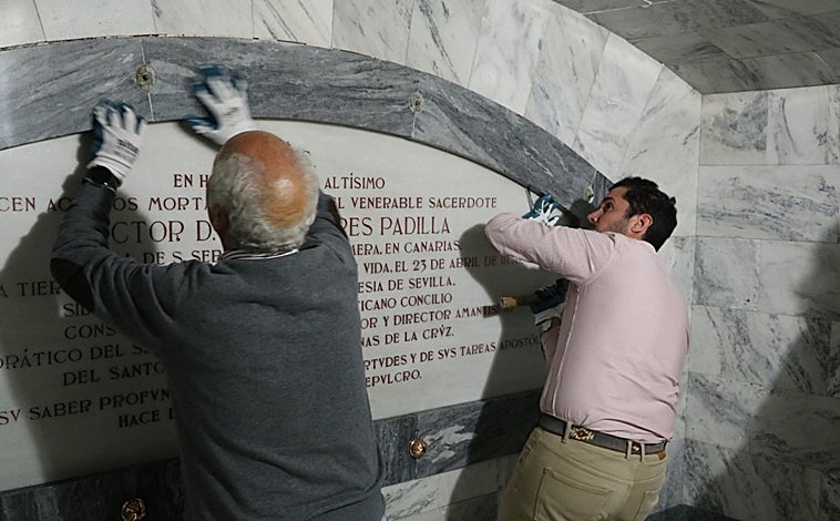 Imagen principal - Dos operarios han retirado la lápida y extraído el féretro junto con algunos papeles que estaban en la tumba. Previamente, el arzobispo y el resto de miembros presentes han hecho el juramento