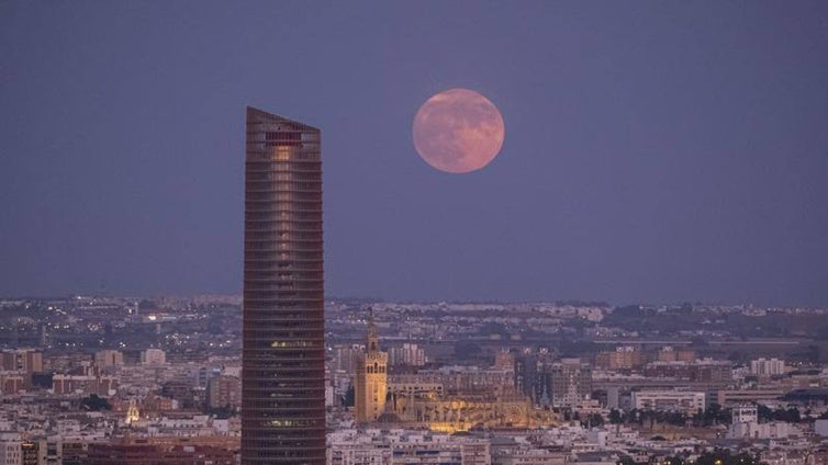 Los mejores lugares de Sevilla para ver la 'luna rosa' este 23 de abril