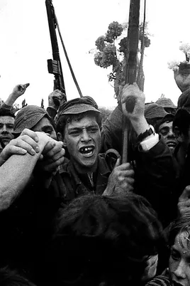Soldados y civiles celebran la victoria de la Revolución de los Claveles en Portugal