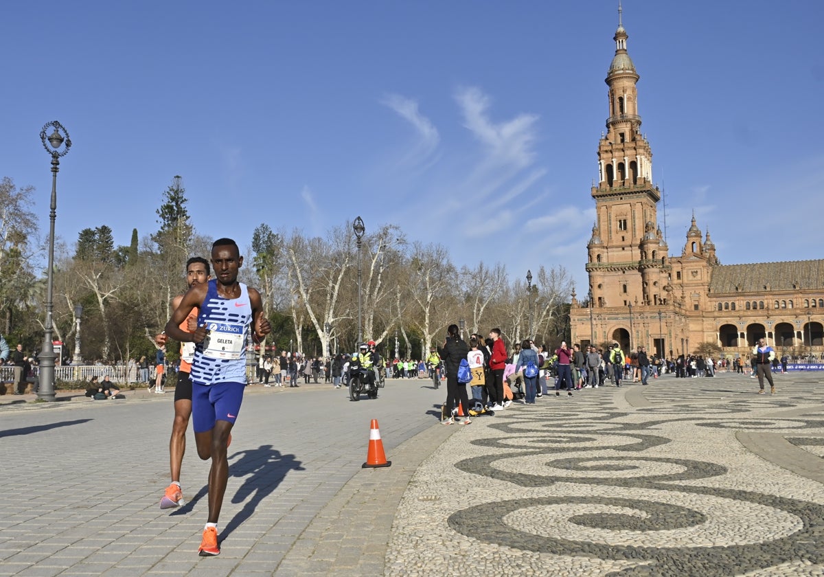 Deresa Geleta, liderando el Zurich Maratón de Sevilla por la Plaza de España