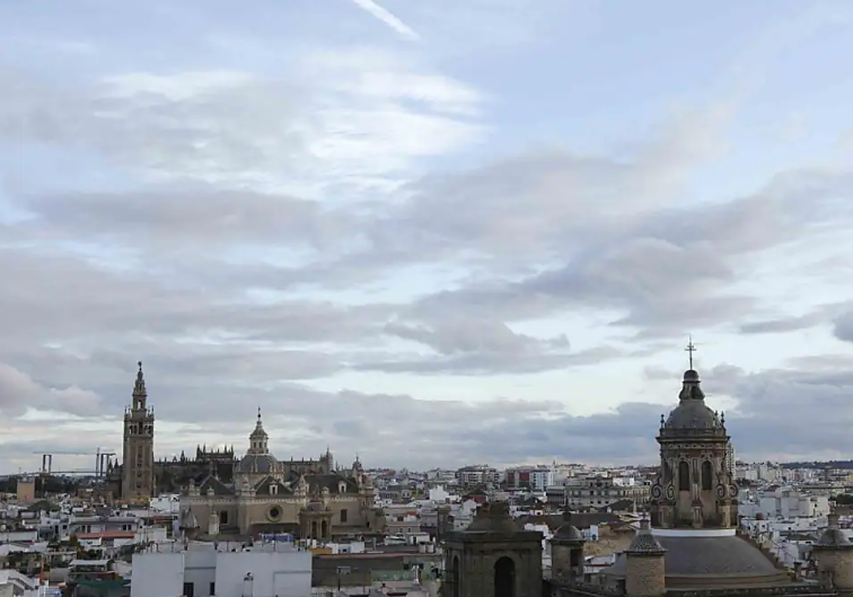 Panorámica de Sevilla con el cielo nublado