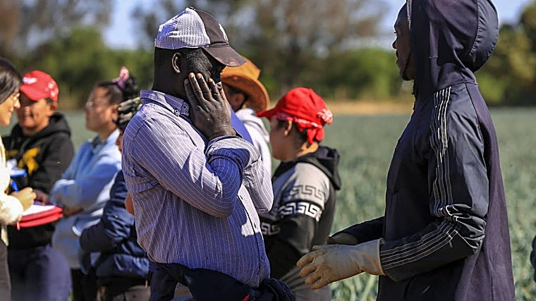 Dos de los trabajadores esperando a que les entreviste la inspectora de Trabajo