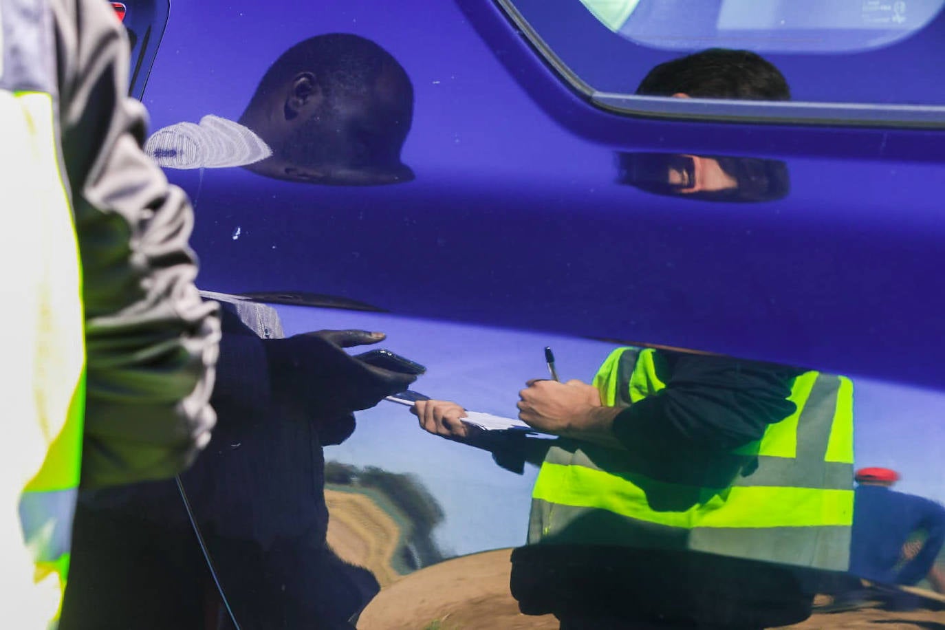 Los agentes inspeccionan una explotación agrícola en Villamanrique de la Condesa