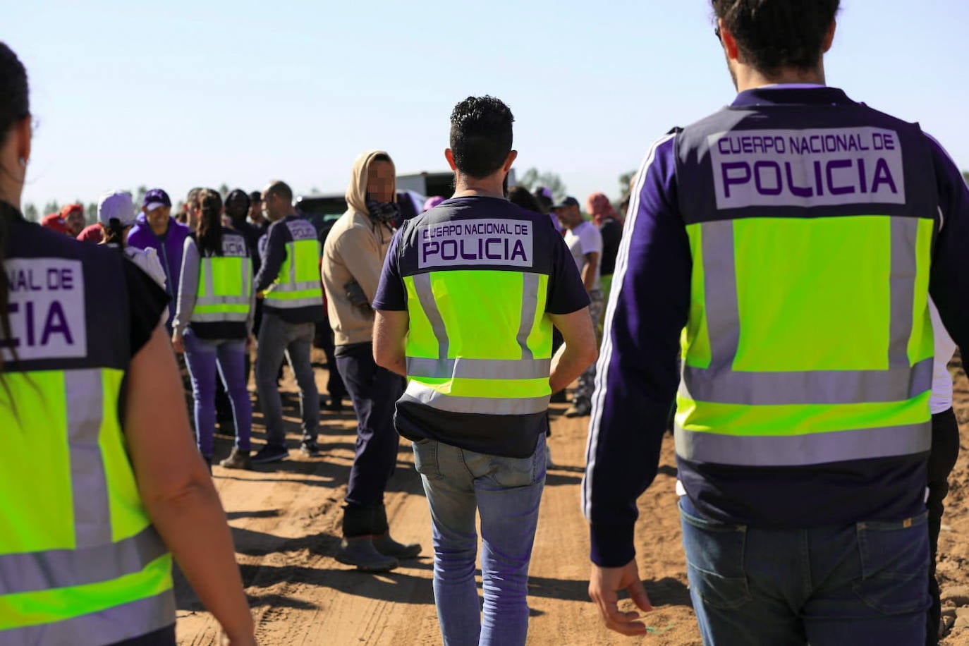 Los agentes inspeccionan una explotación agrícola en Villamanrique de la Condesa