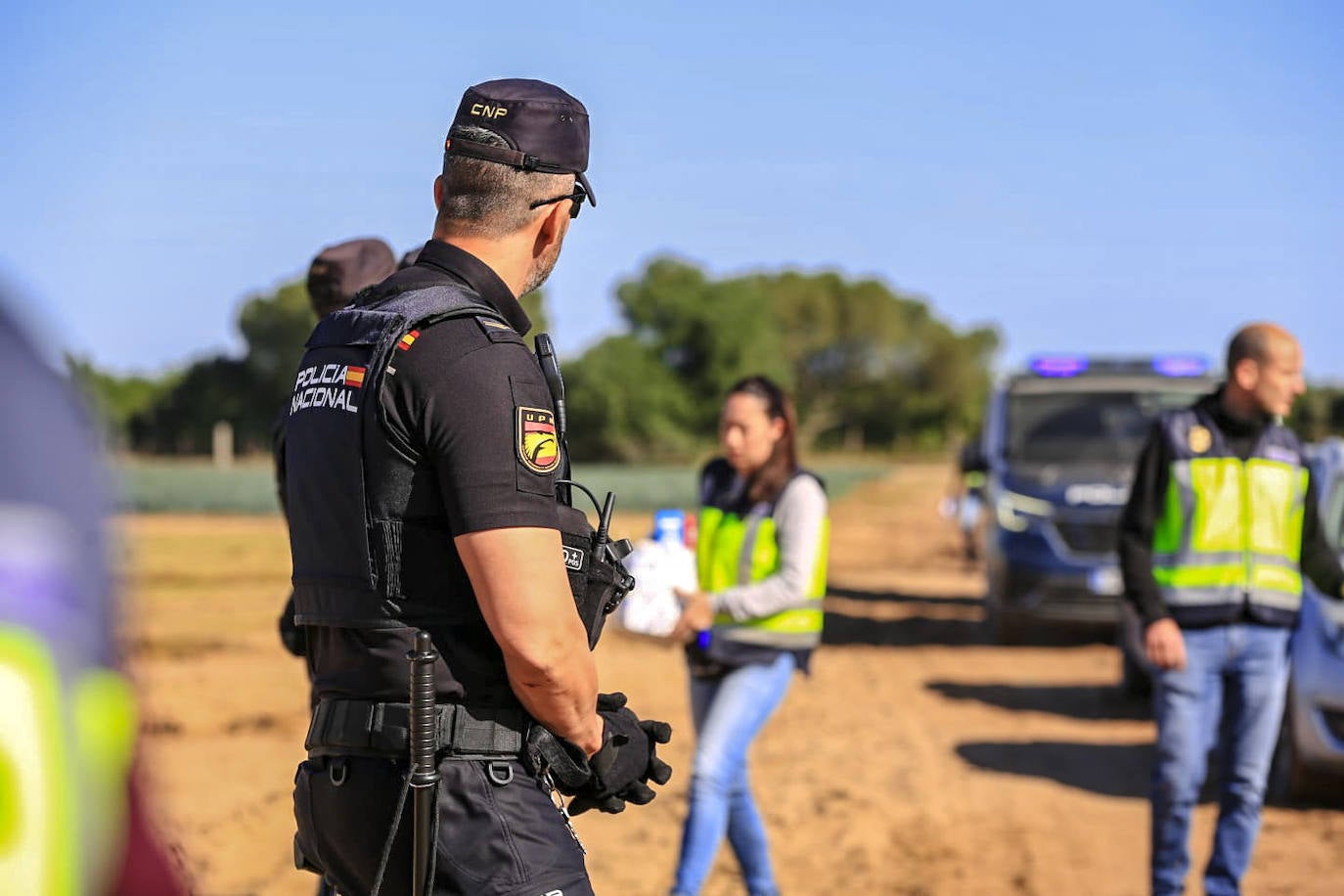 Los agentes inspeccionan una explotación agrícola en Villamanrique de la Condesa