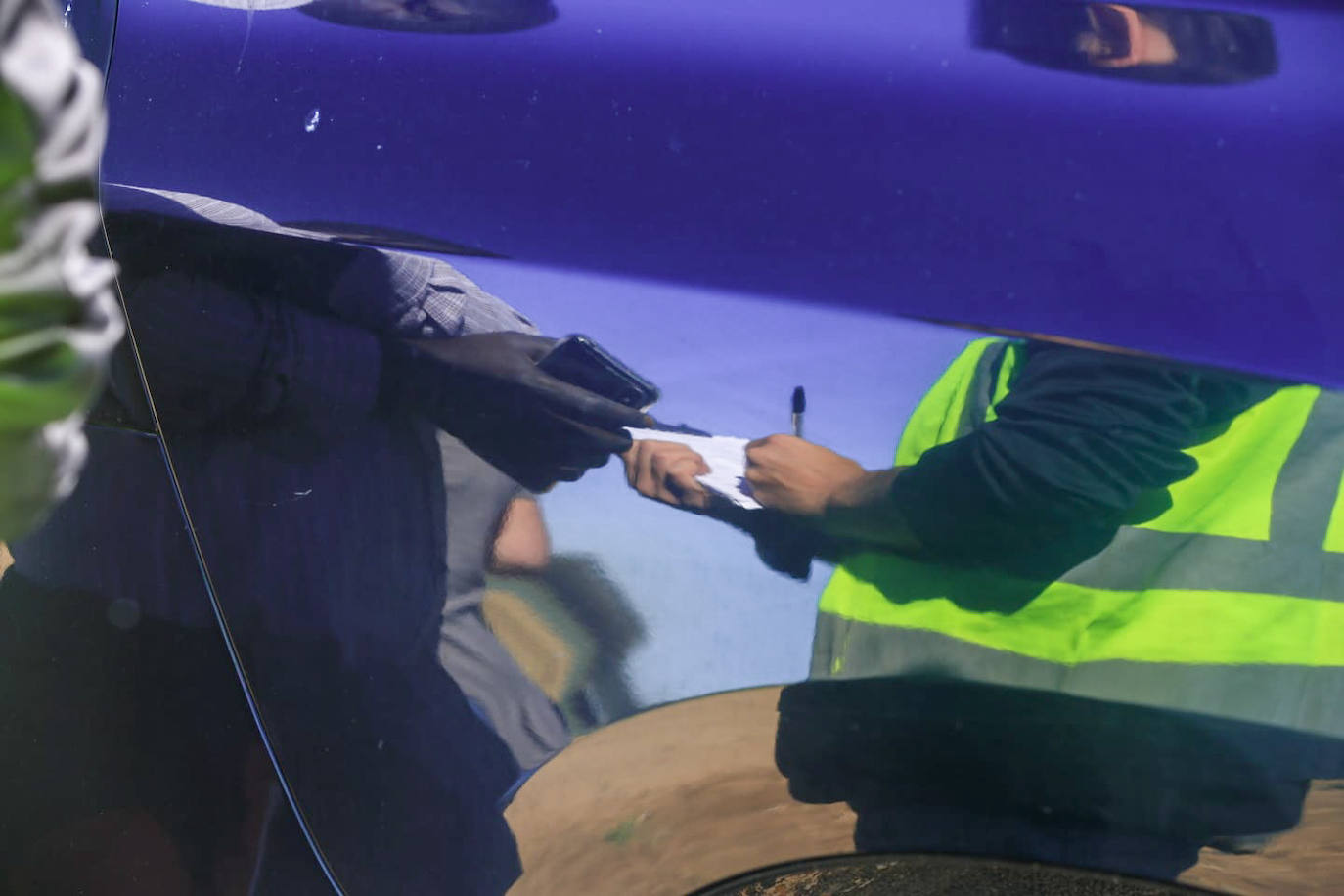 Los agentes inspeccionan una explotación agrícola en Villamanrique de la Condesa