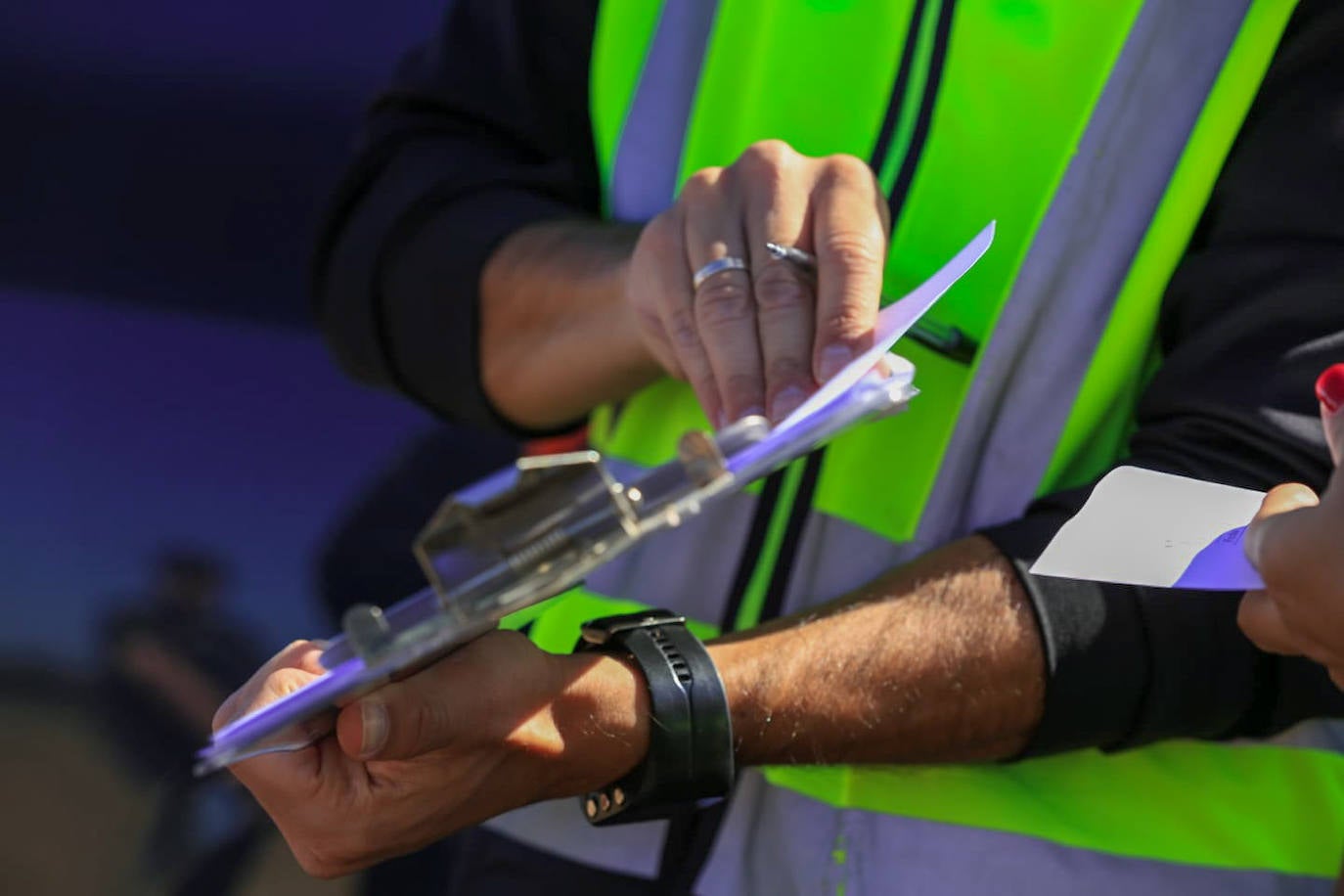 Los agentes inspeccionan una explotación agrícola en Villamanrique de la Condesa