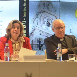 Lourdes Sivianes con el arzobispo de Sevilla, José Ángel Saiz Meneses