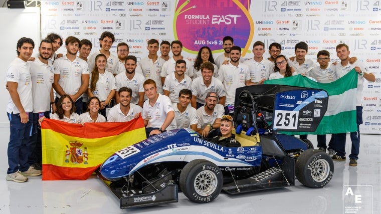 Integrantes del equipo ARUS en la competición de Hungría FS Fas