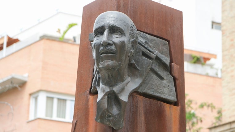 Detalle del monumento a Vicente Aleixandre, con el retrato en bronce que hizo el escultor Enrique Ramos Guerra