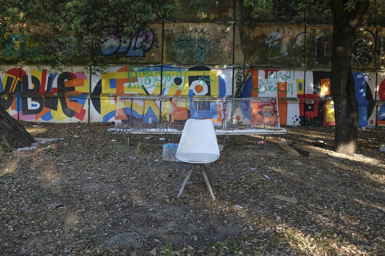 Deterioro y abandono en la orilla del río a su paso por La Cartuja y en el Paseo de Juan Carlos I
