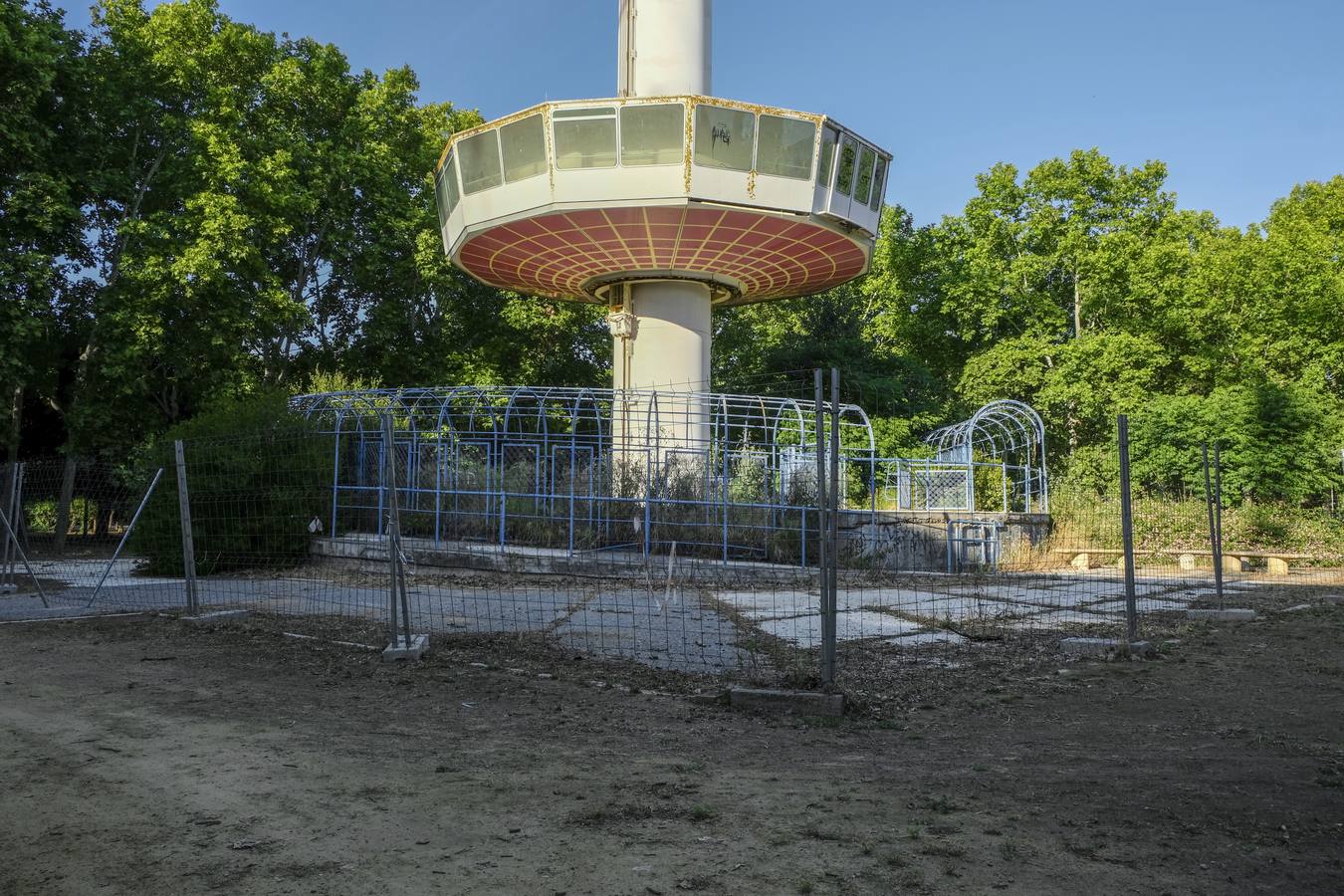 Deterioro y abandono en la orilla del río a su paso por La Cartuja y en el Paseo de Juan Carlos I