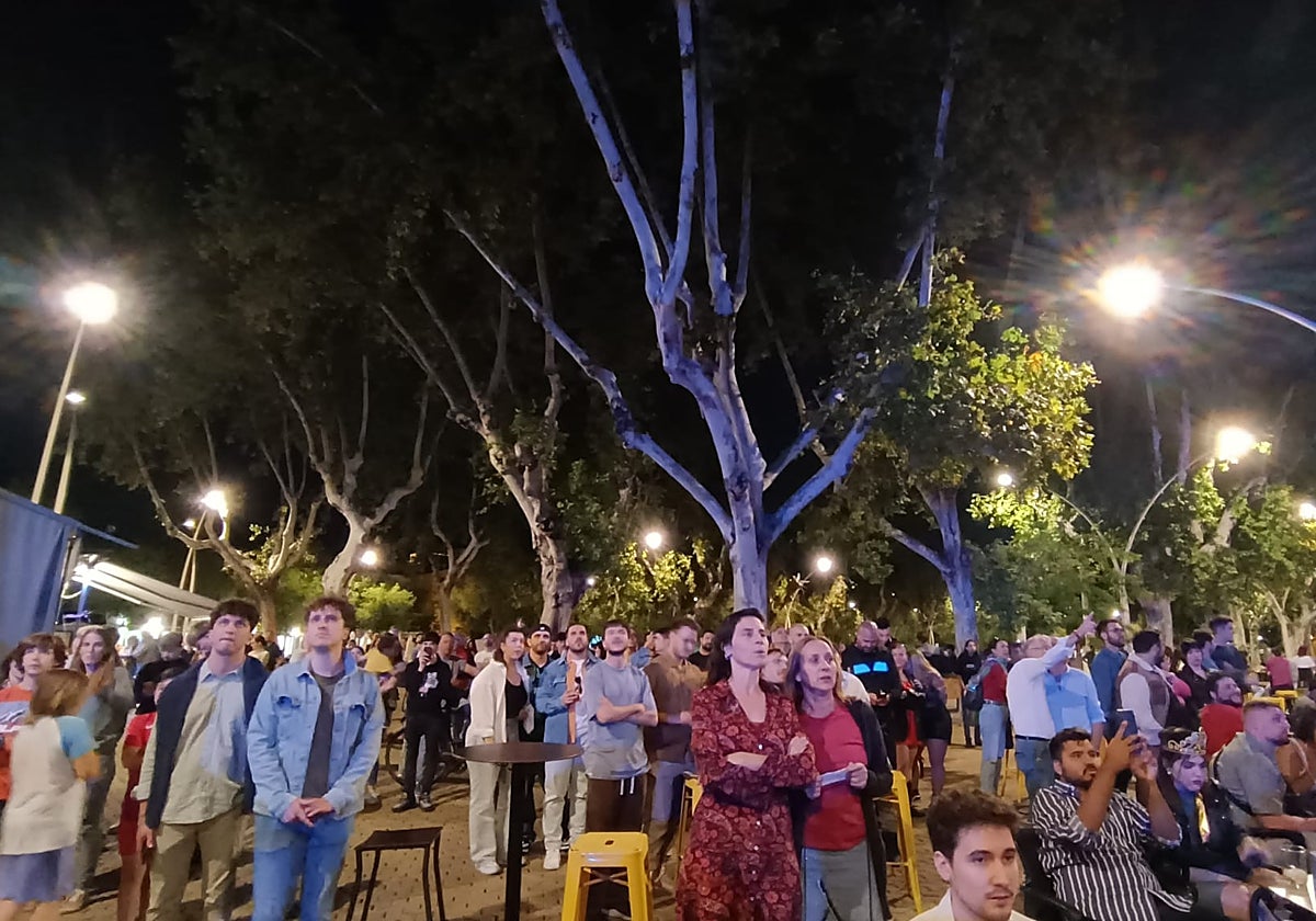 Personas observando el incendio en una imagen tomada esta noche en plena Alameda de Hércules