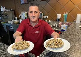 Mariano, el rey de los caracoles en Dos Hermanas: cocina 150 kilos al día y se agotan en una hora