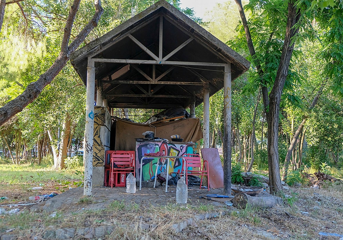 Imagen del estado de degradación de los jardines de la Cartuja junto al río, con casetas que son hogar de indigentes
