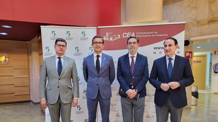 Álvaro Pimentel, Jorge Paradela, Antonio Cordón y Javier González de Lara, en el foro de ?Redes Eléctricas: necesidad, urgencia y desafíos'