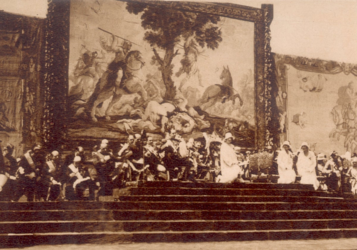 Inauguración en Sevilla en la Exposición Iberoamericana de 1929, con el tapiz 'Muerte de Absalón' al fondo