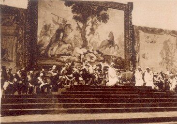 Inauguración en Sevilla en la Exposición Iberoamericana de 1929, con el tapiz 'Muerte de Absalón' al fondo