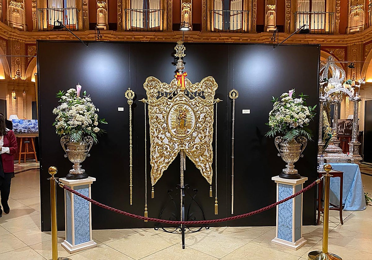 Simpecado de la Reina de los Ángeles de Alájar en el Real Círculo de Labradores