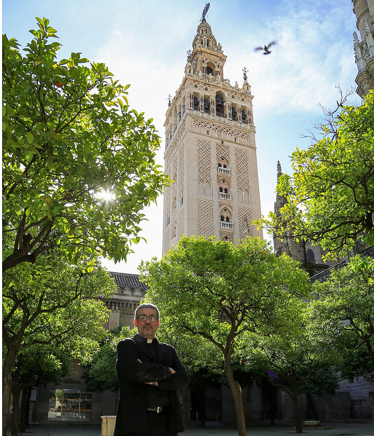 Francisco Román en el Patio de los Naranjos con la Giralda al fondo