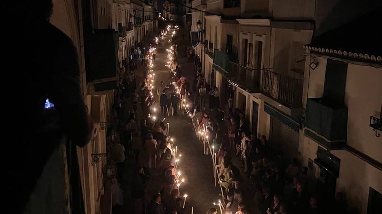 Cortejo de hermanas precediendo a la Virgen de las Angustias