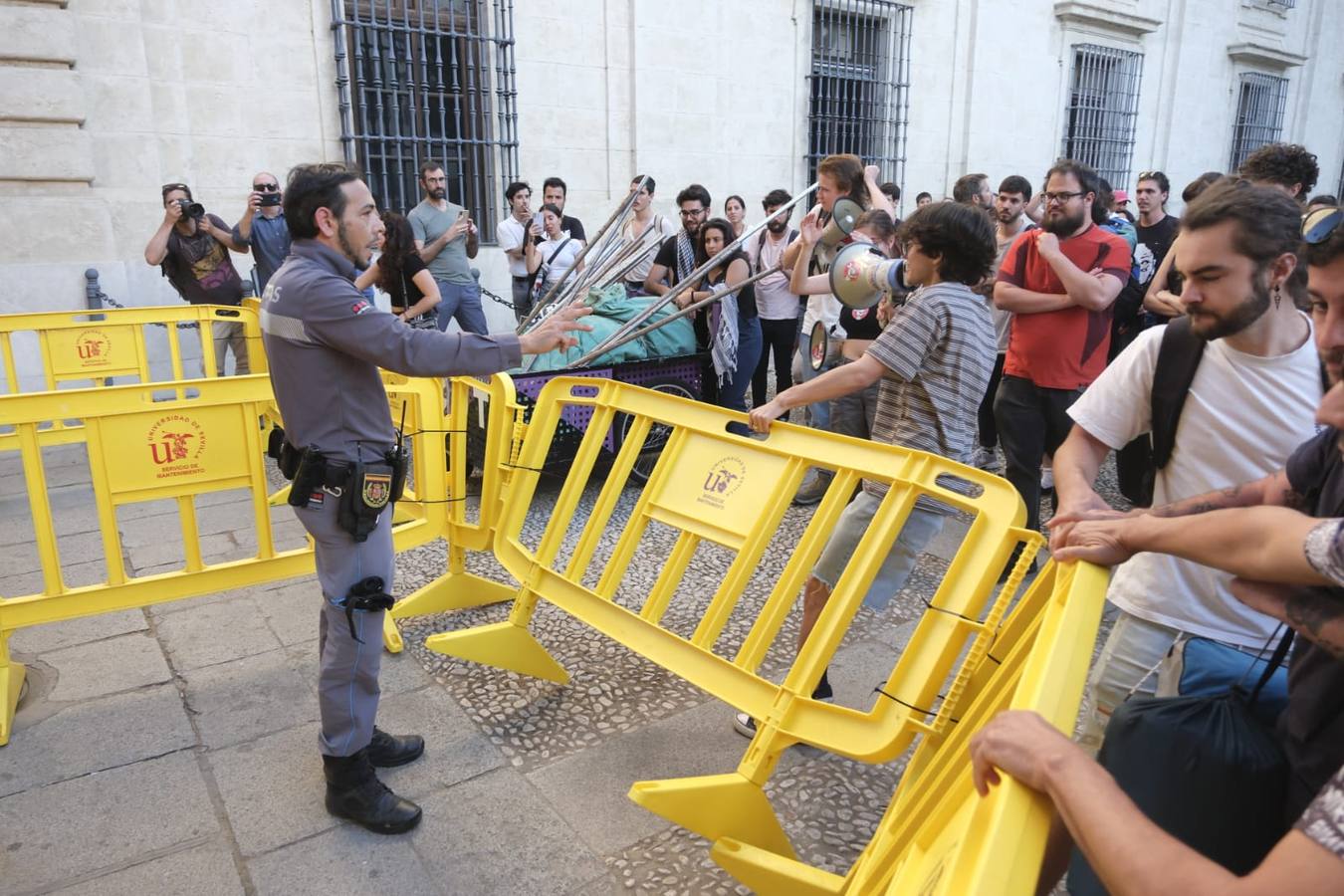 Los estudiantes han desplegado la bandera de Palestina y han intentado quitar las vallas que ha instalado la Universidad