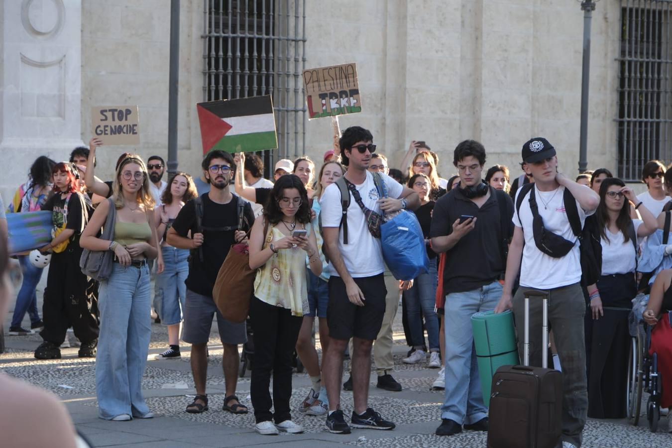 Los estudiantes han desplegado la bandera de Palestina y han intentado quitar las vallas que ha instalado la Universidad