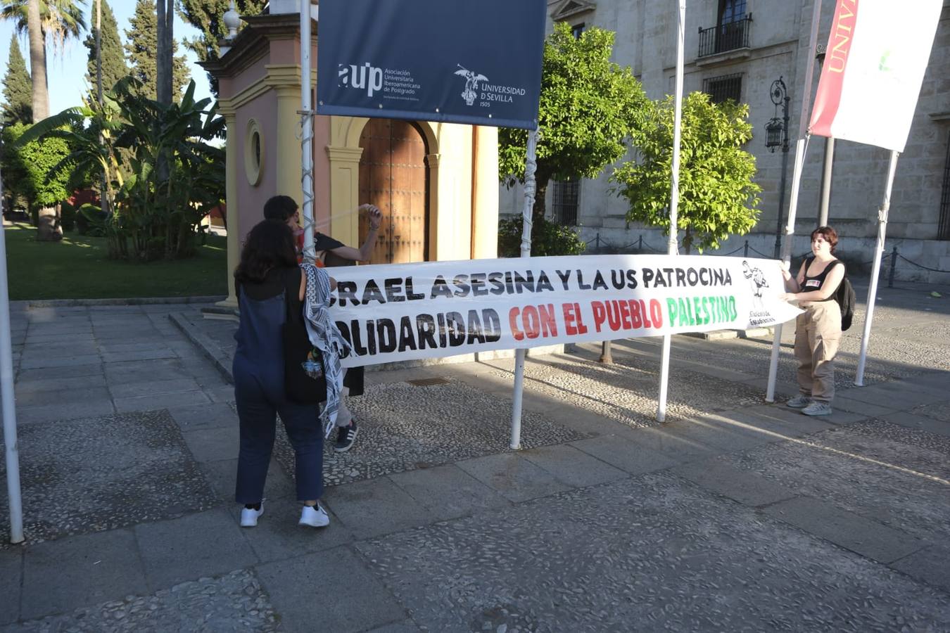 Los estudiantes han desplegado la bandera de Palestina y han intentado quitar las vallas que ha instalado la Universidad