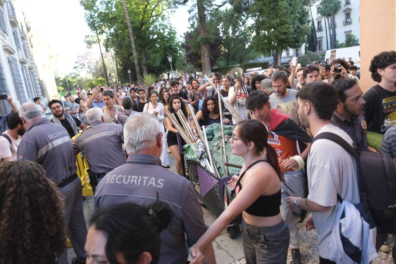 Los estudiantes han desplegado la bandera de Palestina y han intentado quitar las vallas que ha instalado la Universidad