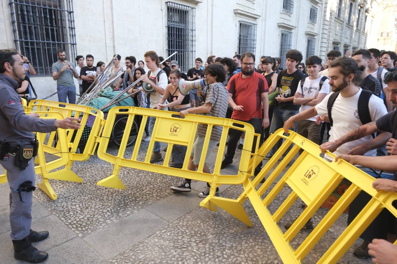 Los estudiantes han desplegado la bandera de Palestina y han intentado quitar las vallas que ha instalado la Universidad