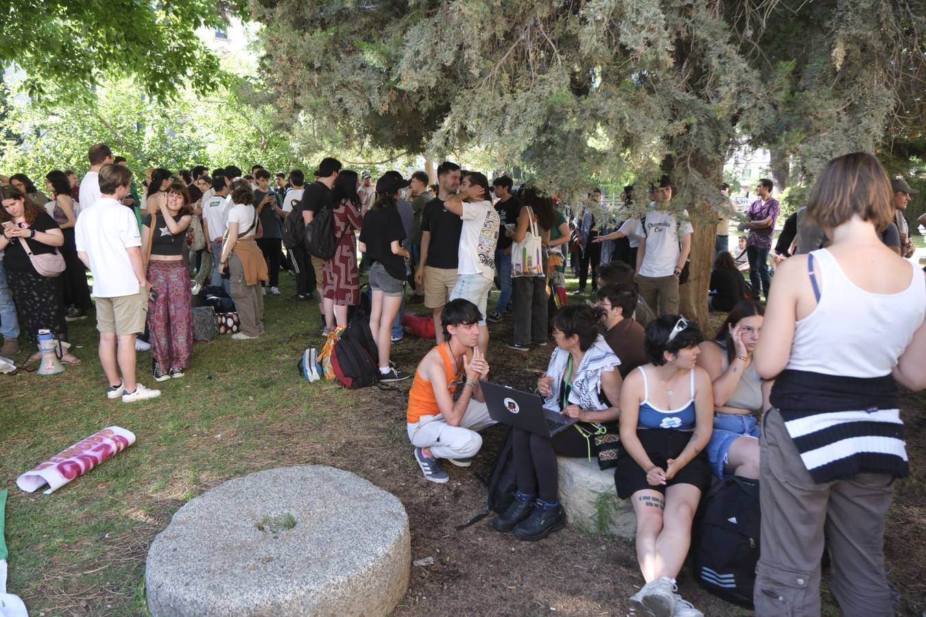 Los estudiantes han desplegado la bandera de Palestina y han emitido un comunicado para que pare el ataque de Israel