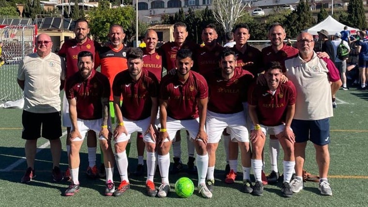 Equipo de menores de 35 de la Policía Local de Sevilla en el campeonato internacional de fútbol sala disputado en Mallorca