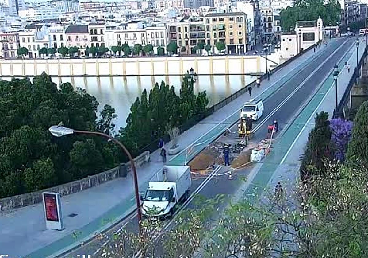 El puente de Triana estará este lunes cortado al tráfico