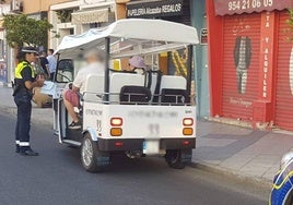 Los 'Tuk Tuk' siguen circulando sin licencia en Sevilla