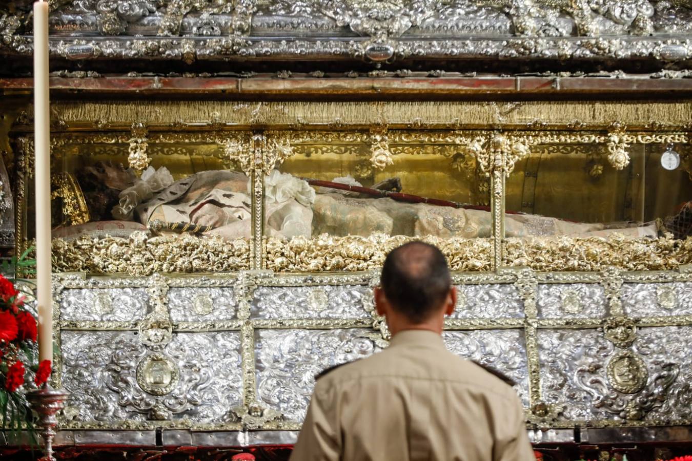 Muchos sevillanos han acudido a ver los restos de Fernando III, el santo, figura clave de la cristiandad en la capital hispalense