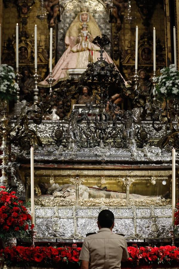 Muchos sevillanos han acudido a ver los restos de Fernando III, el santo, figura clave de la cristiandad en la capital hispalense