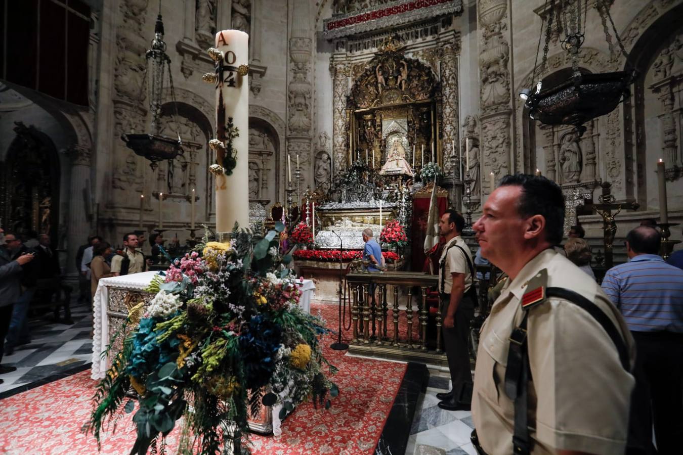 Muchos sevillanos han acudido a ver los restos de Fernando III, el santo, figura clave de la cristiandad en la capital hispalense