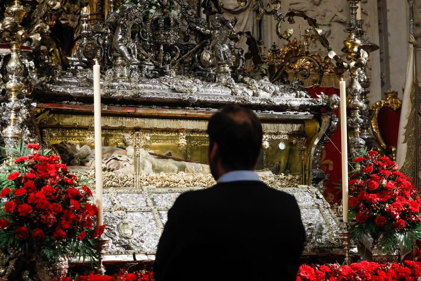 Muchos sevillanos han acudido a ver los restos de Fernando III, el santo, figura clave de la cristiandad en la capital hispalense