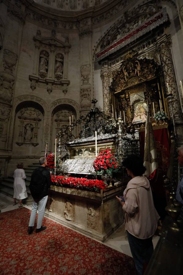 Muchos sevillanos han acudido a ver los restos de Fernando III, el santo, figura clave de la cristiandad en la capital hispalense