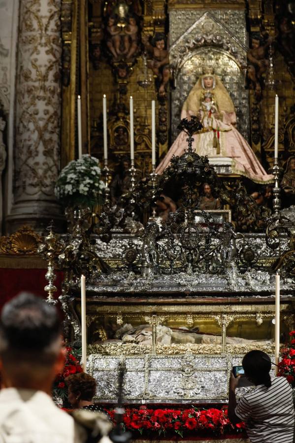 Muchos sevillanos han acudido a ver los restos de Fernando III, el santo, figura clave de la cristiandad en la capital hispalense