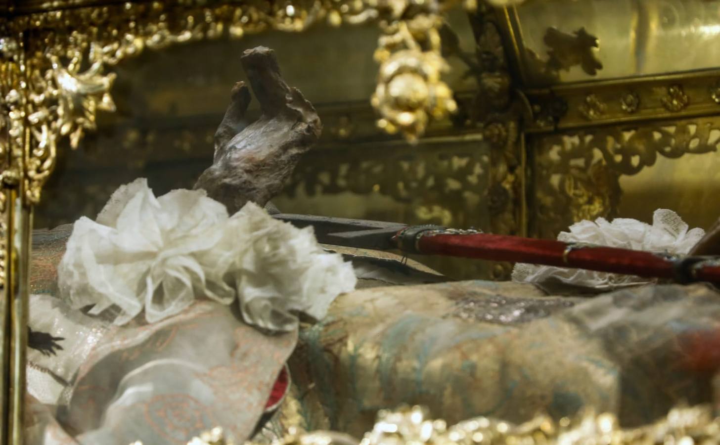 Muchos sevillanos han acudido a ver los restos de Fernando III, el santo, figura clave de la cristiandad en la capital hispalense