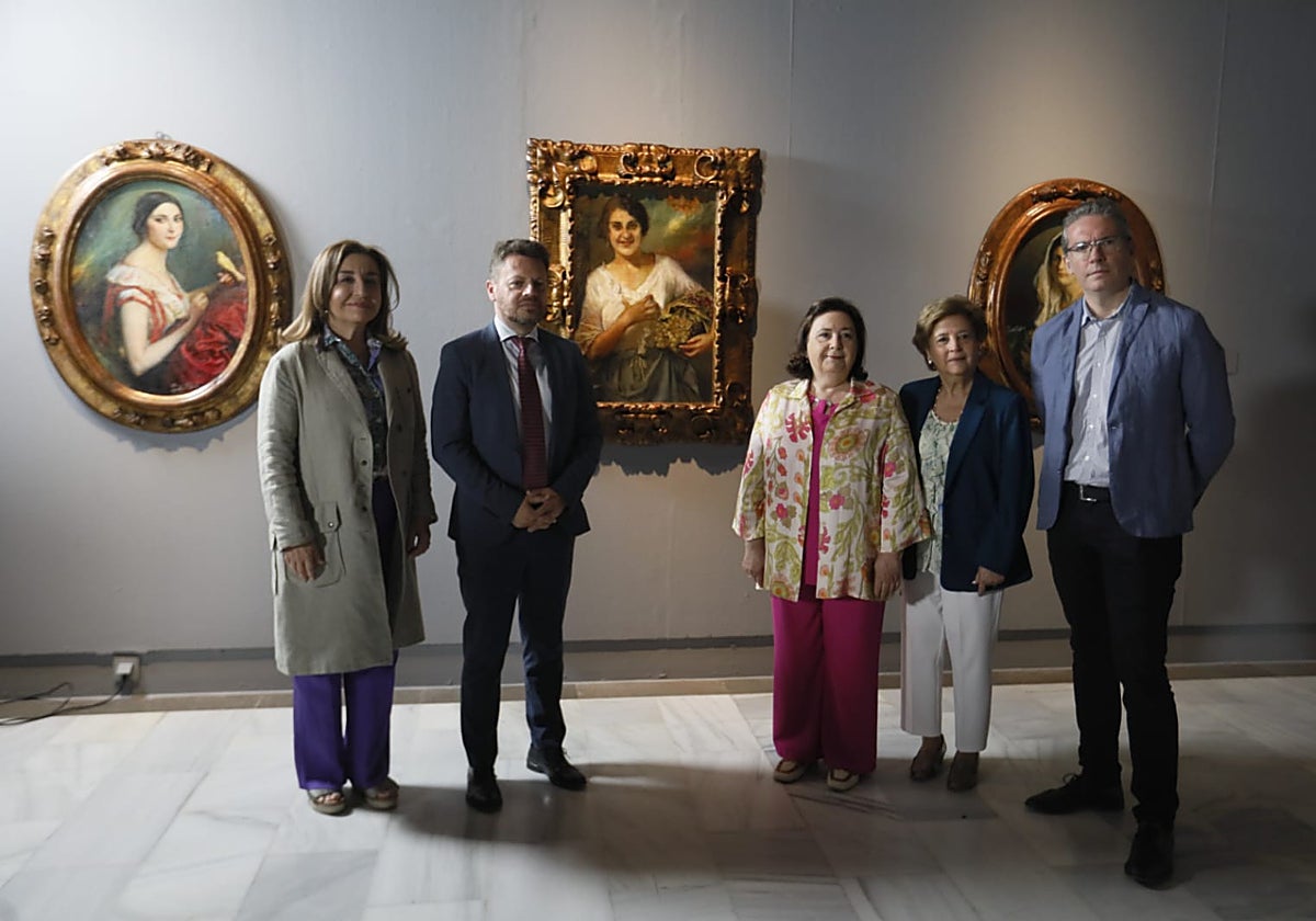 La directora del Bellas Artes, Valme Muñoz, el secretario general de Cultura, José Vélez, las herederas de Luque Cabrera, Carmen y Maria Dolores Luque Cabrera, y el director general de Museos y conjuntos culturales, Fernando Panea.